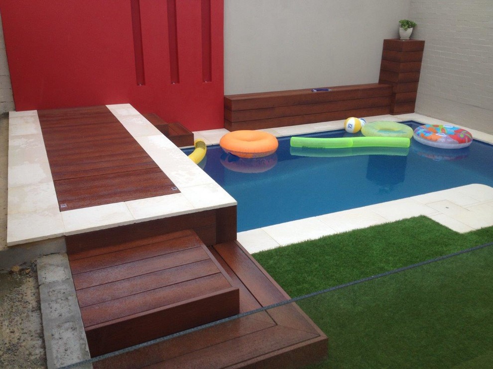 Immagine di una piscina monocorsia design di medie dimensioni e dietro casa