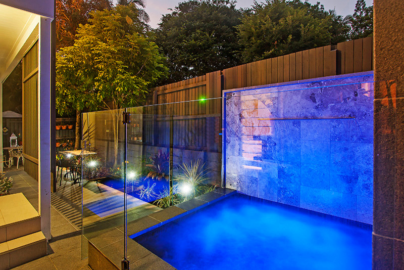 Immagine di una piccola piscina design in cortile