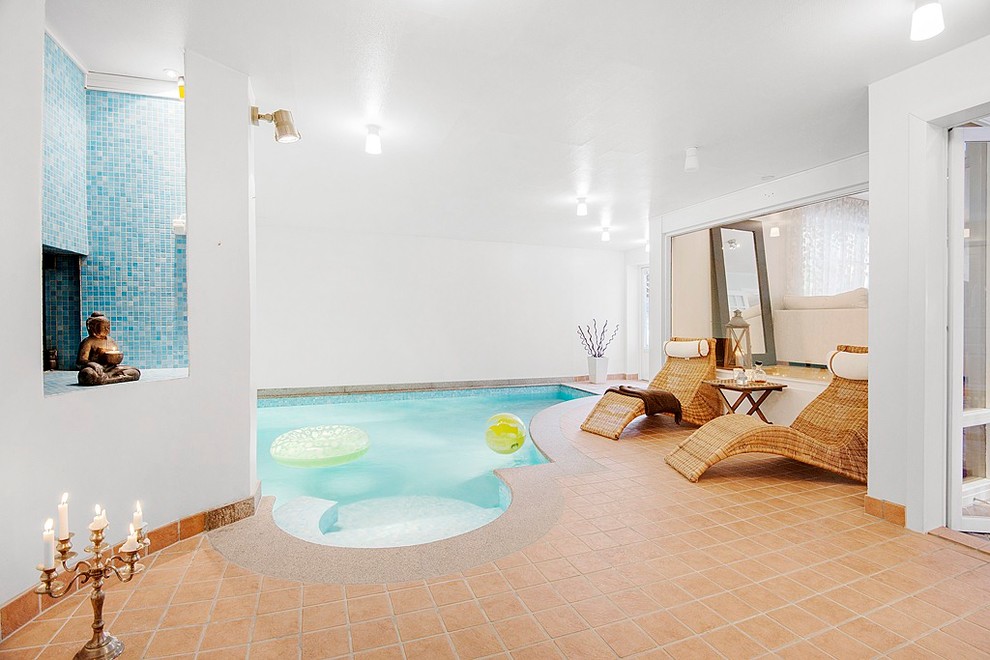 Immagine di una piscina coperta minimal personalizzata con una vasca idromassaggio