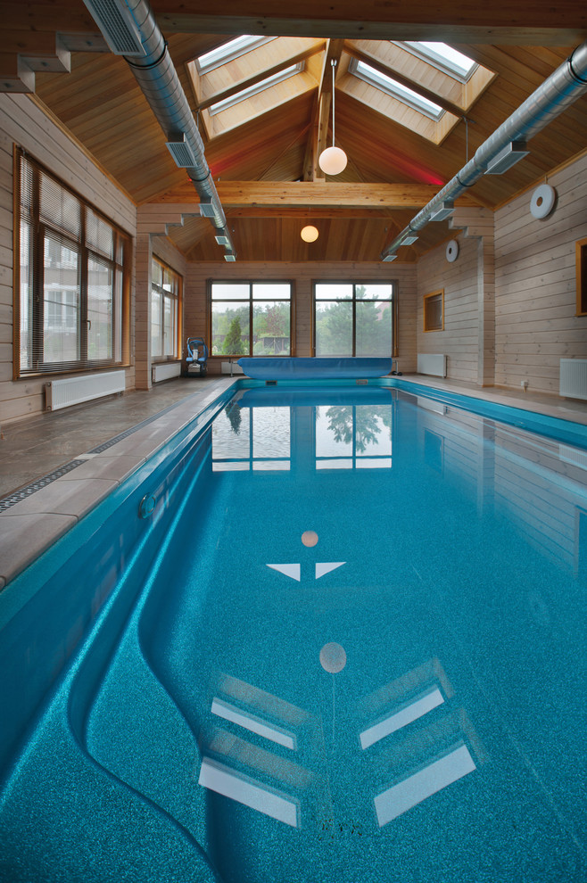 Aménagement d'une piscine contemporaine de taille moyenne et rectangle avec du béton estampé.