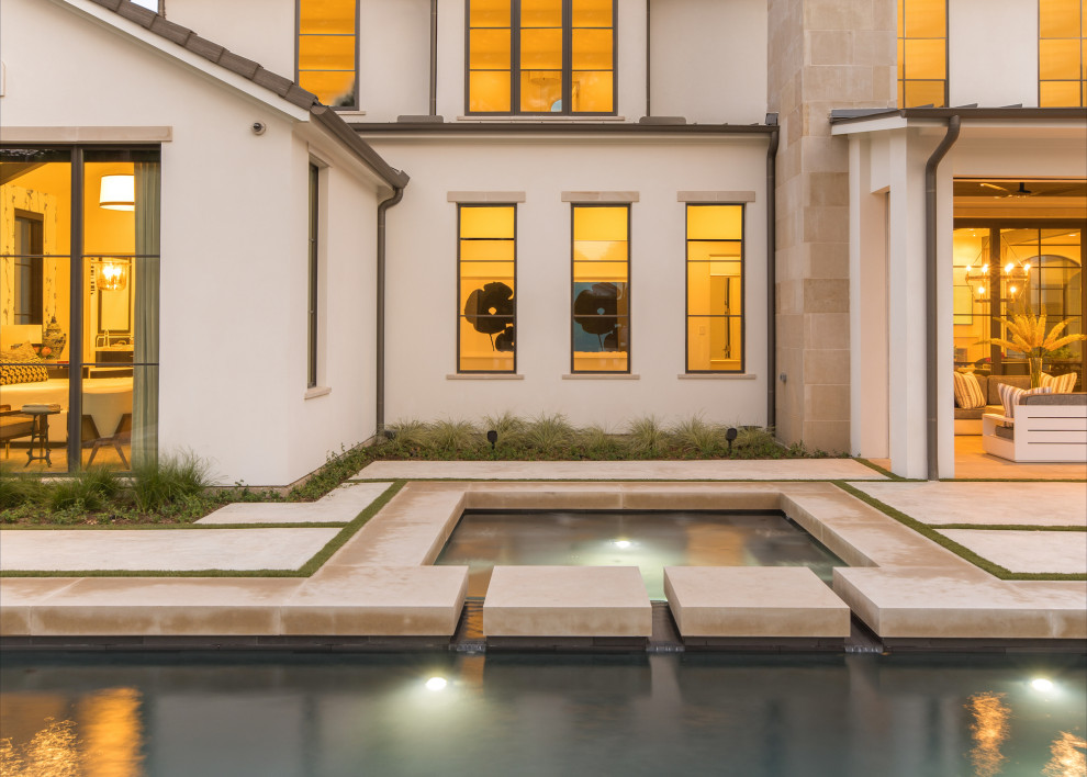 Ejemplo de piscinas y jacuzzis naturales mediterráneos grandes rectangulares en patio trasero