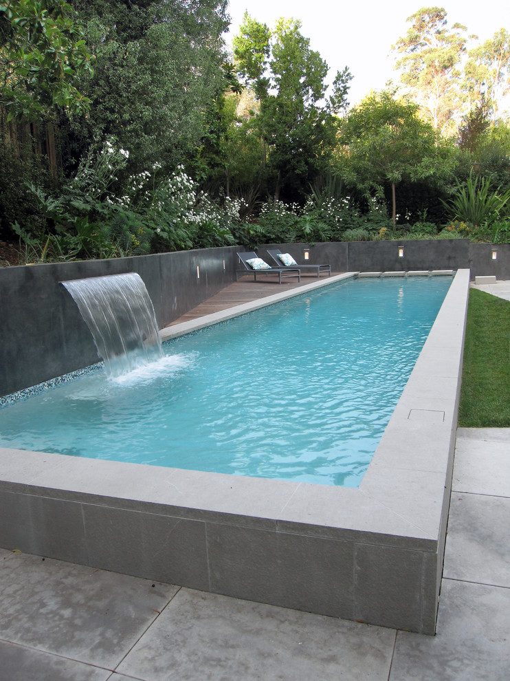 Esempio di una piscina minimalista con pedane