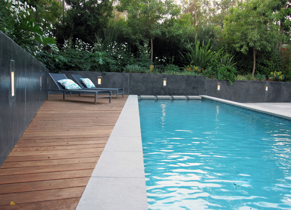 Imagen de piscina moderna con entablado