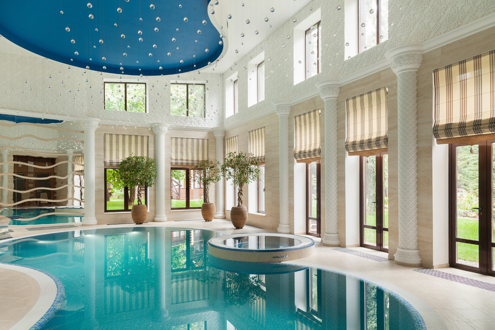 Ispirazione per una grande piscina coperta a sfioro infinito classica personalizzata