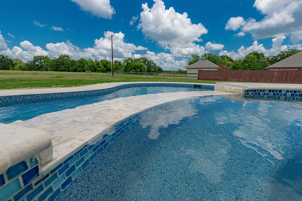Foto di una piscina naturale chic a "C" di medie dimensioni e dietro casa con una vasca idromassaggio e pedane
