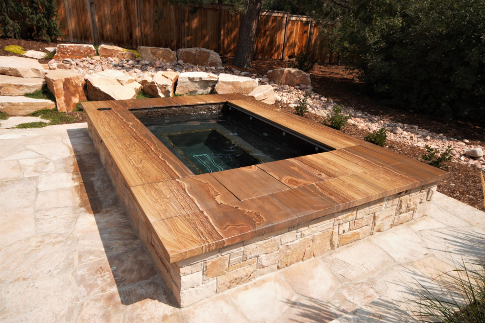 Idée de décoration pour une petite piscine hors-sol et arrière rectangle avec un bain bouillonnant.