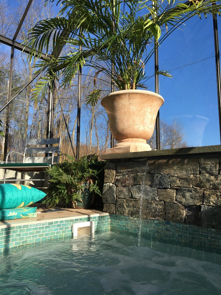 Immagine di una piccola piscina monocorsia moderna rettangolare dietro casa con fontane e pedane