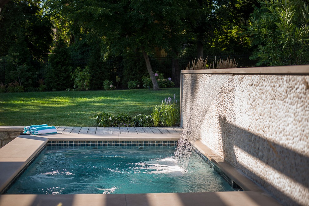 ワシントンD.C.にあるトランジショナルスタイルのおしゃれなプールの写真