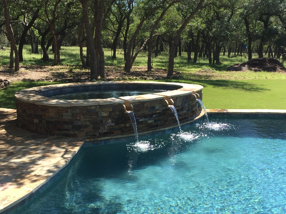 Idée de décoration pour une piscine naturelle et arrière minimaliste en L de taille moyenne avec un bain bouillonnant et une terrasse en bois.