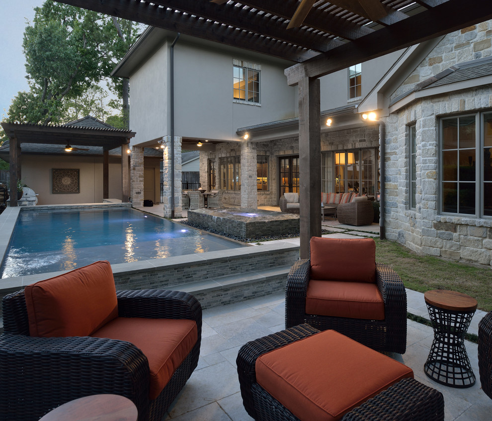 На фото: естественный, прямоугольный бассейн среднего размера на заднем дворе в современном стиле с покрытием из каменной брусчатки и джакузи