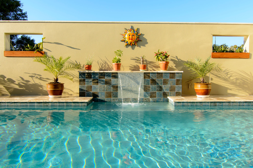 Ejemplo de piscinas y jacuzzis alargados actuales grandes rectangulares en patio trasero