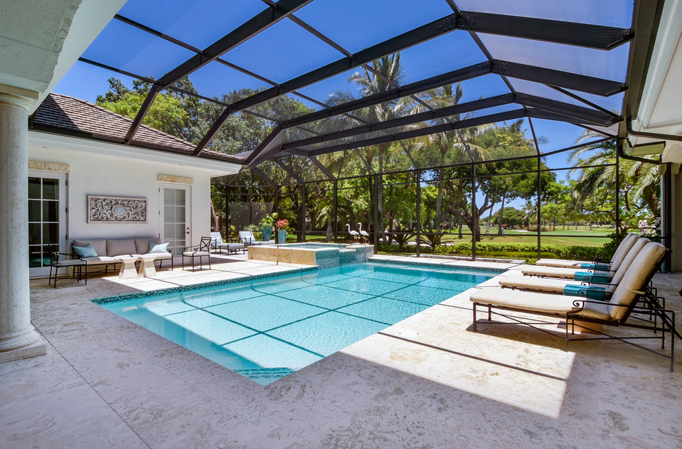 Diseño de casa de la piscina y piscina clásica renovada extra grande rectangular en patio trasero con suelo de baldosas