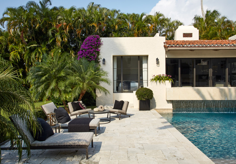 Стильный дизайн: большой естественный бассейн на заднем дворе в стиле модернизм с фонтаном и покрытием из каменной брусчатки - последний тренд