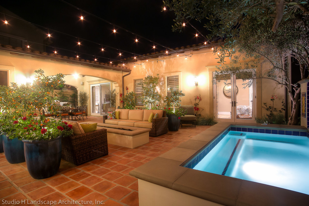 Idée de décoration pour une petite piscine méditerranéenne rectangle avec un bain bouillonnant, une cour et des pavés en béton.
