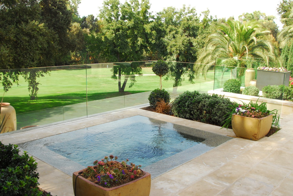 Diseño de piscina infinita mediterránea