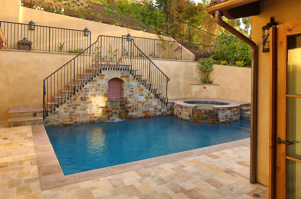 Cette photo montre une piscine méditerranéenne rectangle.