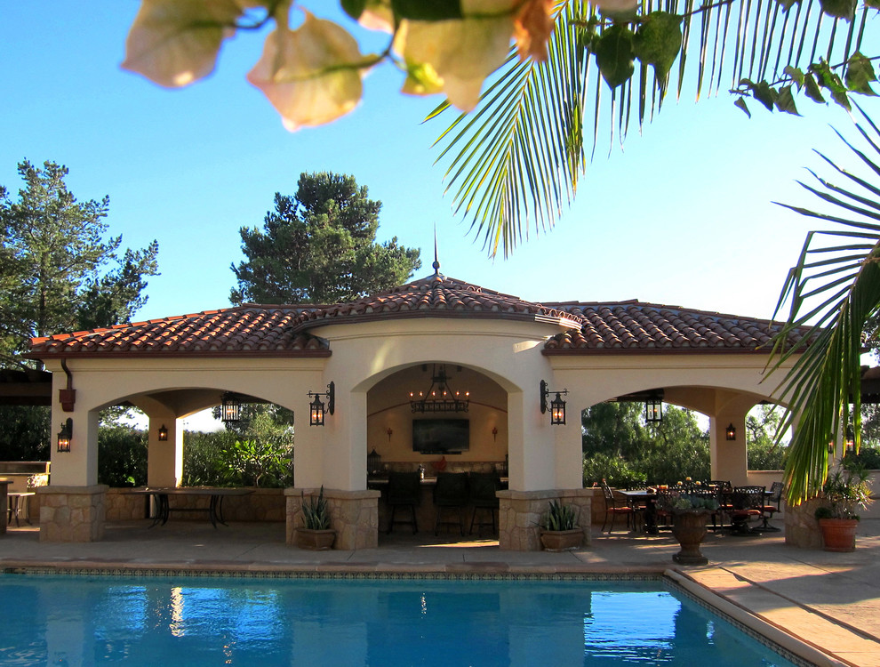 Стильный дизайн: прямоугольный бассейн среднего размера на заднем дворе в средиземноморском стиле с домиком у бассейна и покрытием из декоративного бетона - последний тренд