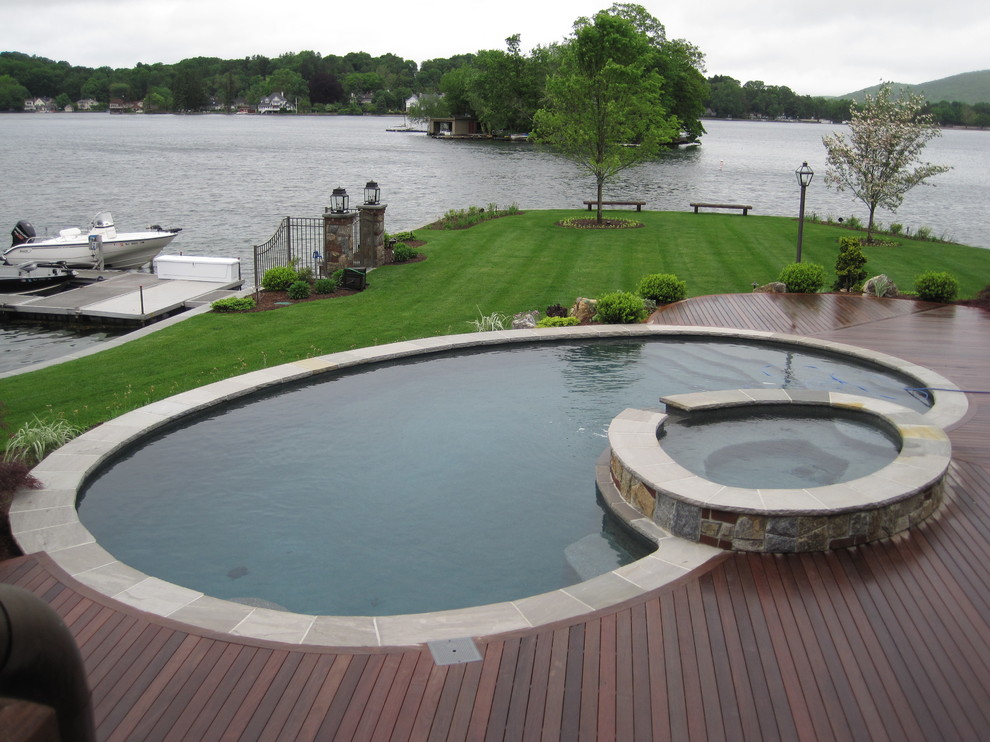 Esempio di una grande piscina stile americano rotonda dietro casa