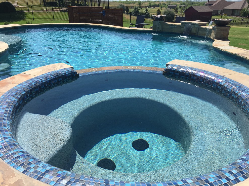 Источник вдохновения для домашнего уюта: огромный наземный бассейн произвольной формы на заднем дворе в стиле фьюжн с джакузи и покрытием из плитки