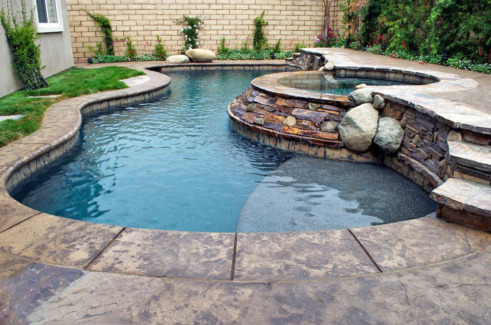 Modelo de piscina natural actual a medida en patio trasero