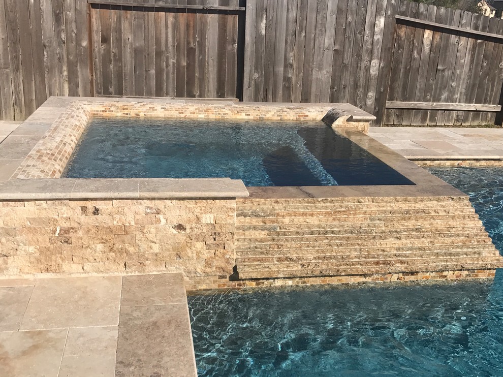 Exemple d'une piscine hors-sol et arrière avec un bain bouillonnant.