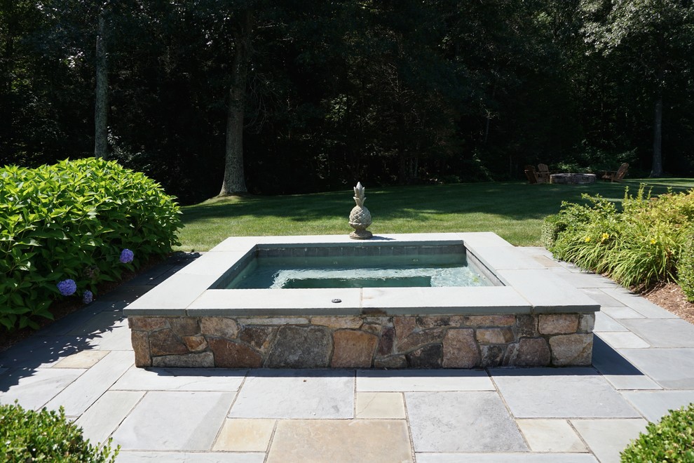 Idee per una piccola piscina fuori terra minimalista rettangolare dietro casa con una vasca idromassaggio e pavimentazioni in pietra naturale