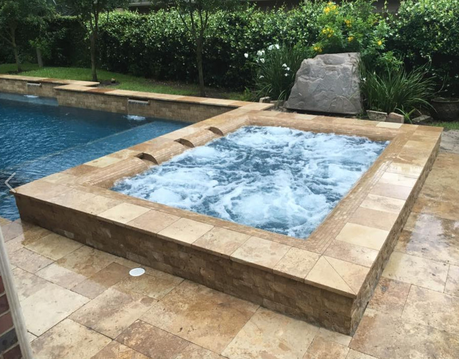 Пример оригинального дизайна: большой естественный, прямоугольный бассейн на заднем дворе в стиле неоклассика (современная классика) с джакузи и покрытием из плитки