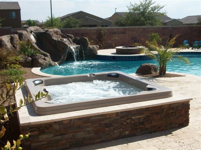 Idee per una grande piscina fuori terra classica personalizzata dietro casa con una vasca idromassaggio e pavimentazioni in mattoni