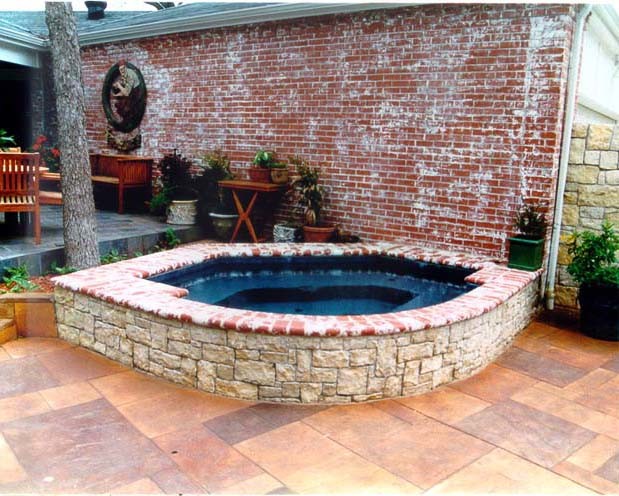 Inspiration för en mellanstor rustik anpassad pool på baksidan av huset, med spabad och naturstensplattor