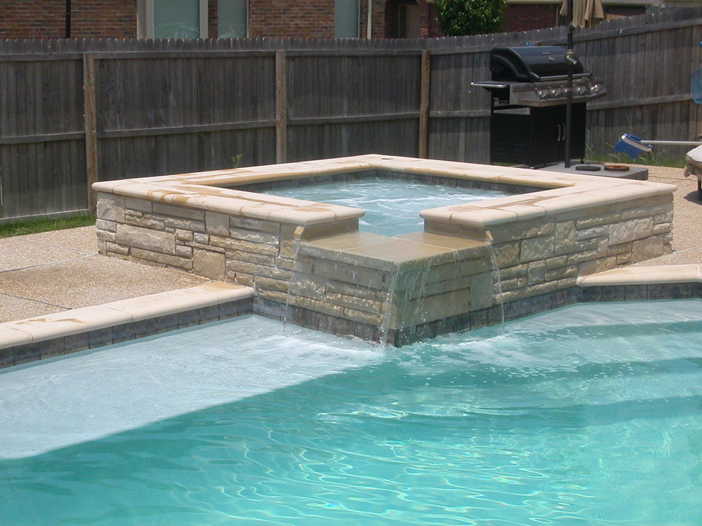 Modelo de piscinas y jacuzzis rústicos de tamaño medio rectangulares en patio trasero con adoquines de piedra natural
