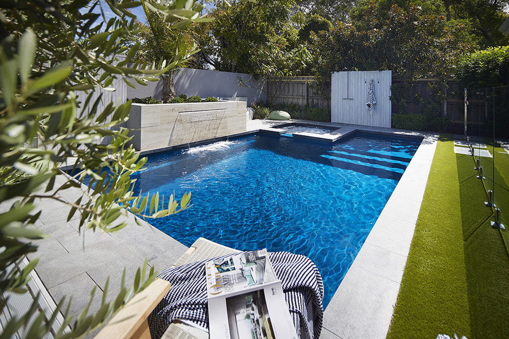 Стильный дизайн: большой прямоугольный бассейн на заднем дворе в современном стиле - последний тренд