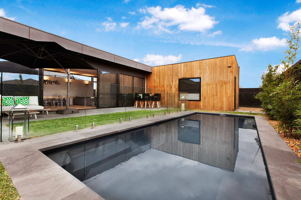 Источник вдохновения для домашнего уюта: большой прямоугольный бассейн на заднем дворе в современном стиле