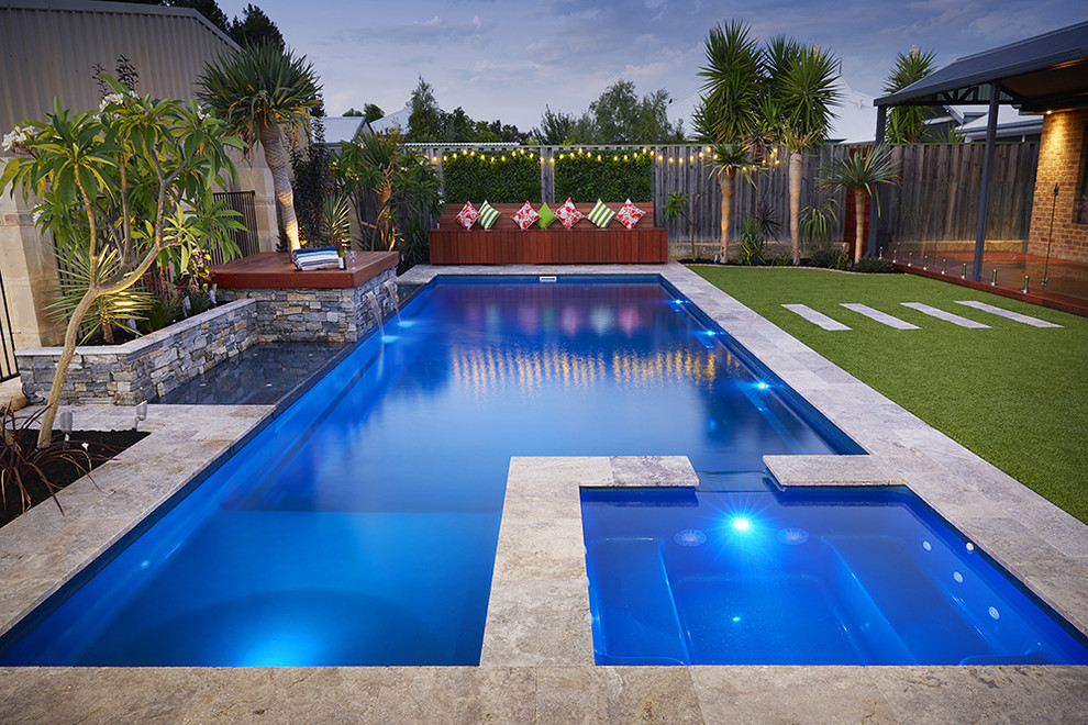 Diseño de piscina minimalista grande rectangular en patio trasero