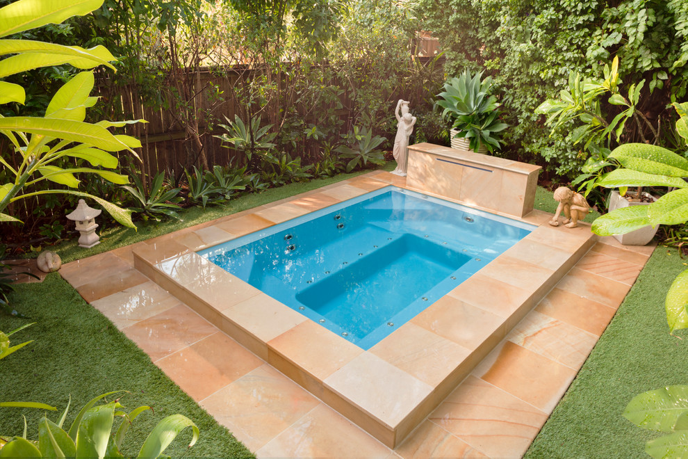 Esempio di una piccola piscina minimalista rettangolare in cortile