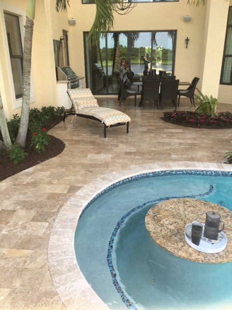 Großer Moderner Pool hinter dem Haus in individueller Form mit Natursteinplatten in Miami