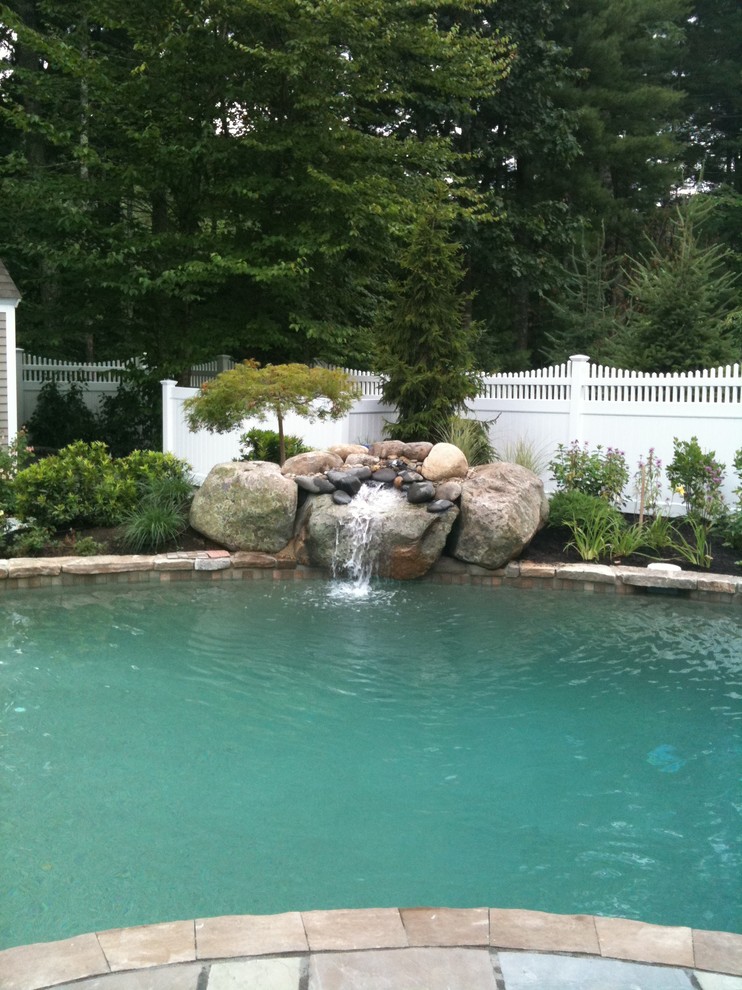 Foto de piscina natural bohemia a medida en patio trasero