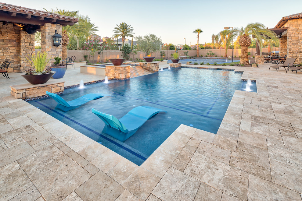 Modelo de piscina natural actual grande rectangular en patio trasero con adoquines de hormigón