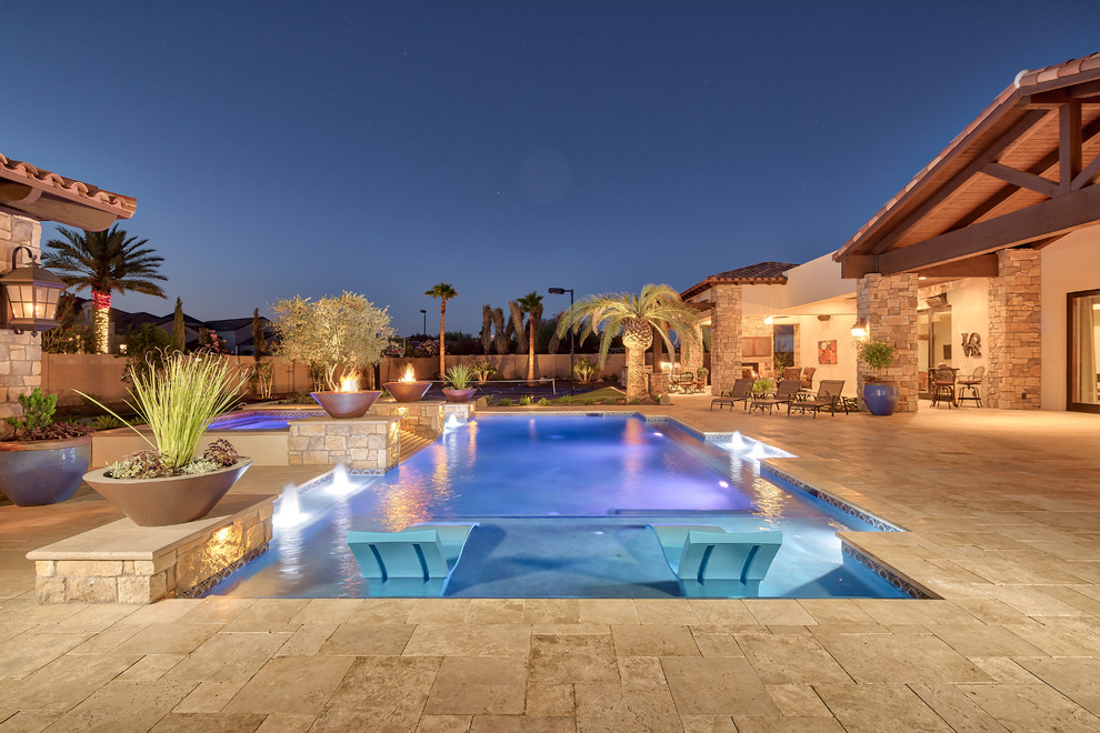 Diseño de piscina natural contemporánea grande rectangular en patio trasero con adoquines de hormigón