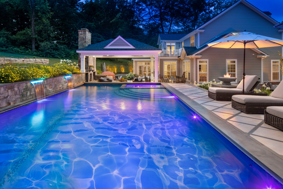 Ispirazione per una piscina monocorsia rettangolare di medie dimensioni e dietro casa con una dépendance a bordo piscina e pavimentazioni in pietra naturale