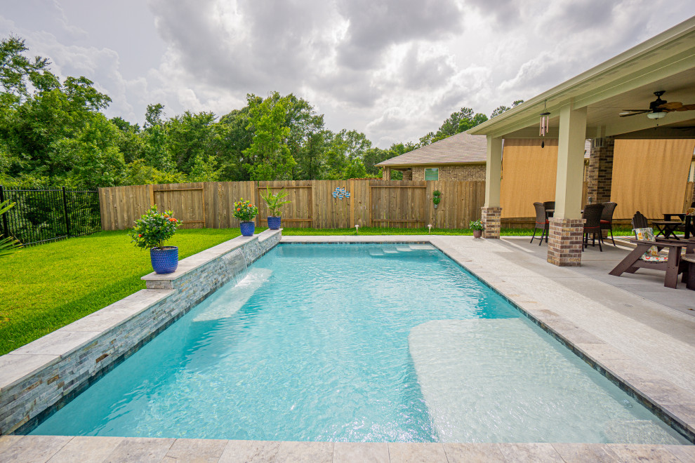 Immagine di una piscina tradizionale rettangolare di medie dimensioni e dietro casa