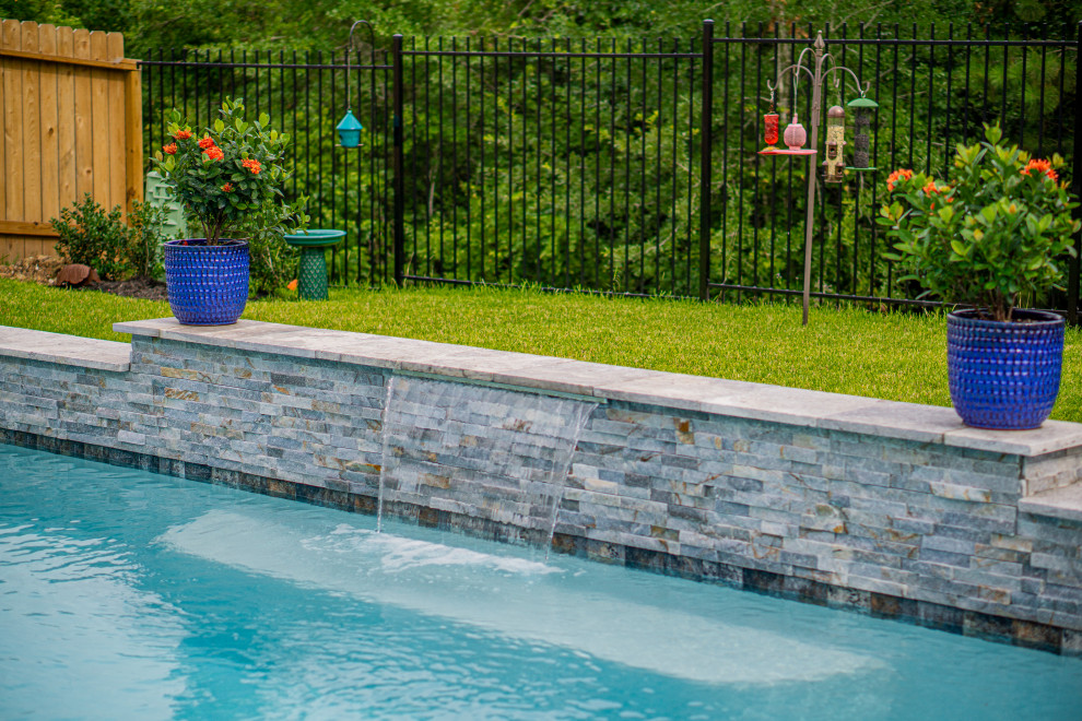 На фото: прямоугольный бассейн среднего размера на заднем дворе в классическом стиле