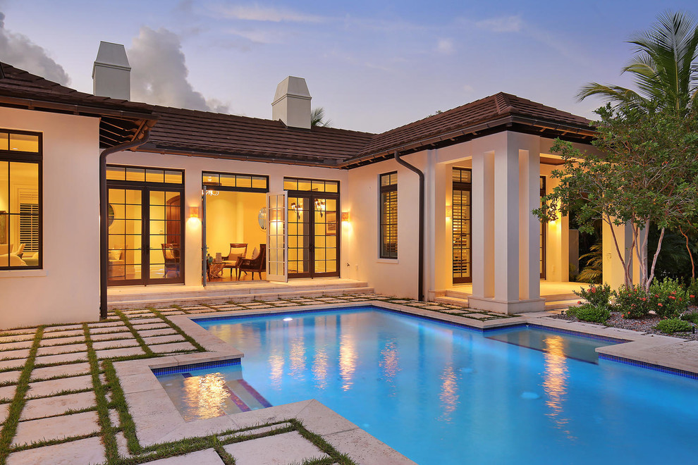 Foto di una piscina monocorsia tropicale rettangolare di medie dimensioni e dietro casa con pavimentazioni in cemento