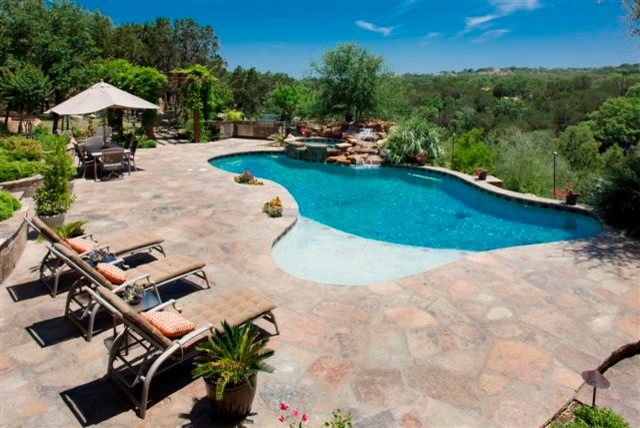 Foto di una piscina coperta mediterranea personalizzata di medie dimensioni con fontane e pavimentazioni in pietra naturale