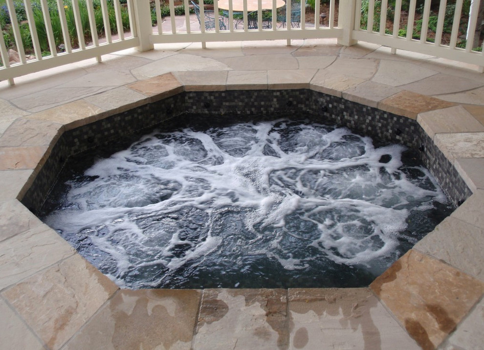 Idee per una piccola piscina naturale personalizzata dietro casa con una vasca idromassaggio e pavimentazioni in pietra naturale
