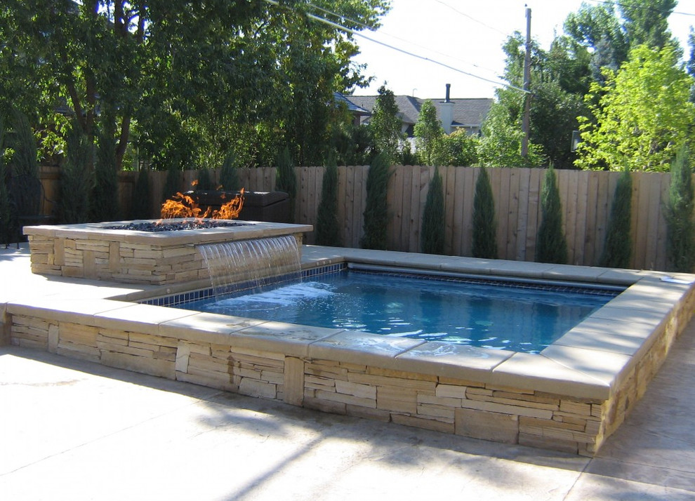 Idee per una piccola piscina rettangolare dietro casa con una vasca idromassaggio e pavimentazioni in pietra naturale