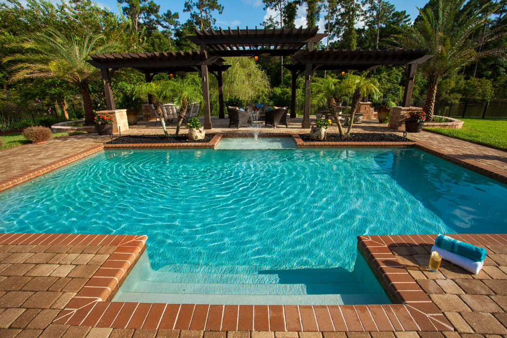 Foto di un'ampia piscina fuori terra chic rettangolare dietro casa con pavimentazioni in pietra naturale e una dépendance a bordo piscina
