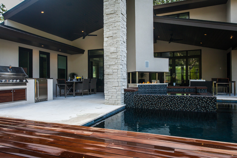 Идея дизайна: большой естественный бассейн произвольной формы на заднем дворе в современном стиле с джакузи и настилом