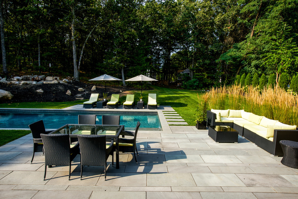 Esempio di una piscina contemporanea rettangolare di medie dimensioni con pavimentazioni in pietra naturale