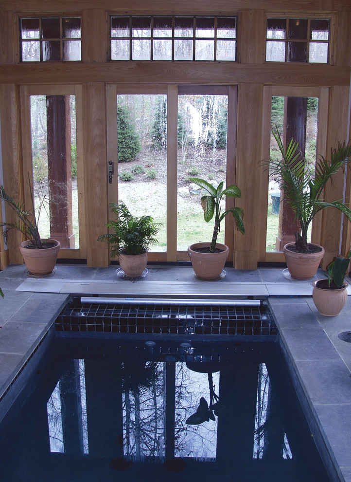 Esempio di una piccola piscina coperta chic rettangolare con una vasca idromassaggio e piastrelle