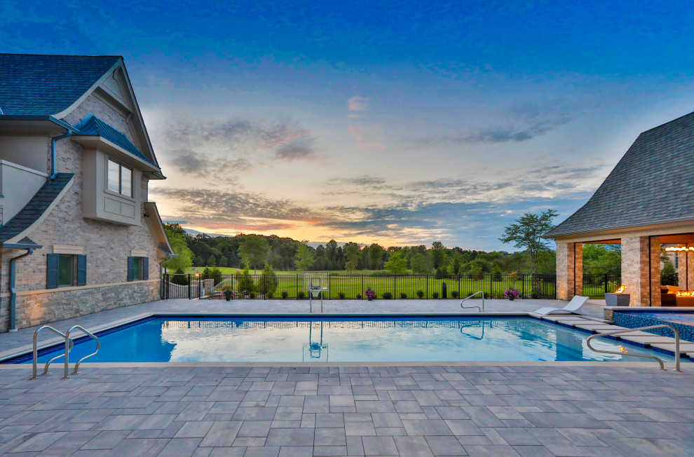 Ispirazione per una piscina monocorsia classica rettangolare di medie dimensioni e dietro casa con paesaggistica bordo piscina e pavimentazioni in pietra naturale